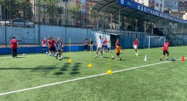 KÂĞITHANE’DE KIZ ÇOCUKLARI FUTBOLLA BULUŞUYOR